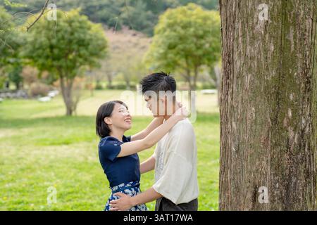 Dans la scène printanière en mai, nous voyons un parc sans pilote à Jokojicho, Gokojicho, préfecture d'Eri. Les couples japonais au début de la vingtaine passent du temps ensemble. T Banque D'Images