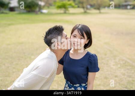Dans la scène printanière en mai, il y a un parc sans pilote, préfecture d'Aichi. Les couples japonais au début de la vingtaine passent du temps ensemble. Ils dépensent leur tim Banque D'Images