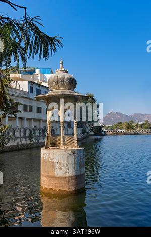 Chhatri à Amba Pol Swaroop Sagar Lake Udaipur Rajasthan Inde Banque D'Images