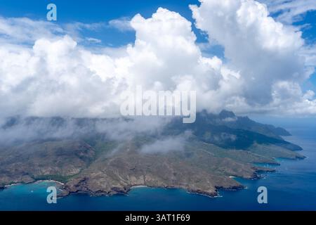 Vue aérienne époustouflante de Hiva Oa dans les îles Marquises, Polynésie française, avec des côtes accidentées, des eaux turquoises, des falaises spectaculaires, et lush Banque D'Images