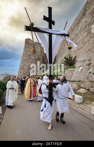 Calvi, France. 17 avril 2025. CORSE, FRANCE - le jeudi Saint à Calvi, en Corse, les fidèles catholiques assistent à la messe traditionnelle avec la 'Lavanda' ( nettoyage des pieds ) et la bénédiction des Canistrelli (gâteaux traditionnels) avant de marcher en procession de l'église Sainte-Marie majeure à la citadelle avec les confrères. Photo y Shootpix/ABACAPRESS. COM Credit : Abaca Press/Alamy Live News Banque D'Images