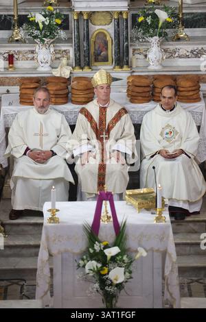Calvi, France. 17 avril 2025. CORSE, FRANCE - le jeudi Saint à Calvi, en Corse, les fidèles catholiques assistent à la messe traditionnelle avec la 'Lavanda' ( nettoyage des pieds ) et la bénédiction des Canistrelli (gâteaux traditionnels) avant de marcher en procession de l'église Sainte-Marie majeure à la citadelle avec les confrères. Photo y Shootpix/ABACAPRESS. COM Credit : Abaca Press/Alamy Live News Banque D'Images