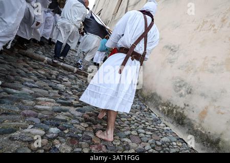 Calvi, France. 17 avril 2025. CORSE, FRANCE - le jeudi Saint à Calvi, en Corse, les fidèles catholiques assistent à la messe traditionnelle avec la 'Lavanda' ( nettoyage des pieds ) et la bénédiction des Canistrelli (gâteaux traditionnels) avant de marcher en procession de l'église Sainte-Marie majeure à la citadelle avec les confrères. Photo y Shootpix/ABACAPRESS. COM Credit : Abaca Press/Alamy Live News Banque D'Images