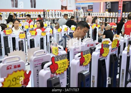 Chengdu, China.16th avril 2025. La 24e exposition de matériaux de construction et de décoration de Chine (Chengdu) a ouvert ses portes à Chengdu, province du Sichuan, le 16 avril 2025. Crédit : Zhang Lang/China News Service/Alamy Live News Banque D'Images