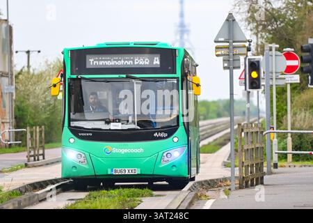 Northstowe Cambridge Angleterre, 18 avril 2025. Bus guidé à pont unique sur la voie de bus guidée Cambridgeshire à la jonction de la B1050 . Banque D'Images