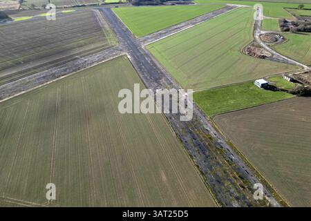 Architecture militaire de la seconde Guerre mondiale, ancienne piste Wombleton de la RAF, aérodrome de commandement des bombardiers de la seconde Guerre mondiale, groupe 6 de l'ARC. Yorkshire du Nord Banque D'Images