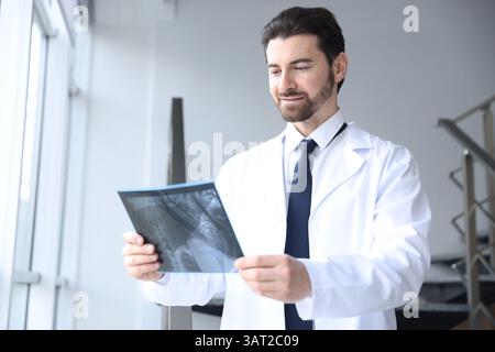 Médecin examinant l'IRM du cou en clinique Banque D'Images
