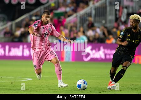 9 avril 2025. Le milieu de terrain du LAFC Timothy Tillman (11 ans) affronte Marcelo Weigandt (57 ans) lors d'un match de la Coupe des Champions de la CONCACAF. Banque D'Images