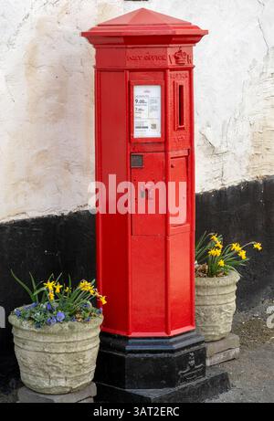 Boîte postale octogonale victorienne rouge située à double Street, Framlingham, Suffolk, East Anglia, Angleterre, Royaume-Uni - boîte postale ID IP13 6243D. Banque D'Images