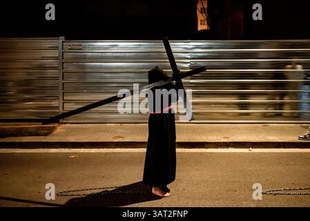 17 avril 2025, Cornella de Llobregat, Barcelone, Espagne : Un pénitent cagoulé prend part à la procession du jeudi Maundy tenue à Cornella de Llobregat, province de Barcelone, pendant les célébrations de la semaine Sainte. Crédit image : Jordi Boixareu/Alamy Live News. Banque D'Images