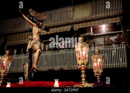 17 avril 2025, Cornella de Llobregat, Barcelone, Espagne : les gens dans un balcon regardent la procession du jeudi Maundy qui a eu lieu à Cornella de Llobregat, province de Barcelone, pendant les célébrations de la semaine Sainte. Crédit image : Jordi Boixareu/Alamy Live News. Banque D'Images