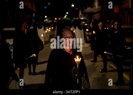 17 avril 2025, Cornella de Llobregat, Barcelone, Espagne : une femme vêtue du costume traditionnel la Mantilla participe à la procession du jeudi Maundy tenue à Cornella de Llobregat, province de Barcelone, pendant les célébrations de la semaine Sainte. Crédit image : Jordi Boixareu/Alamy Live News. Banque D'Images