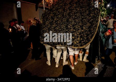 17 avril 2025, Cornella de Llobregat, Barcelone, Espagne : les pieds de Costaleros sont vus portant la statue de la Vierge Marie lors de la procession du jeudi Maundy tenue à Cornella de Llobregat, province de Barcelone, pour les célébrations de la semaine Sainte. Crédit image : Jordi Boixareu/Alamy Live News. Banque D'Images