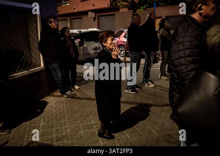 17 avril 2025, Cornella de Llobregat, Barcelone, Espagne : une femme regarde la procession du jeudi Maundy tenue à Cornella de Llobregat, province de Barcelone, pendant les célébrations de la semaine Sainte. Crédit image : Jordi Boixareu/Alamy Live News. Banque D'Images