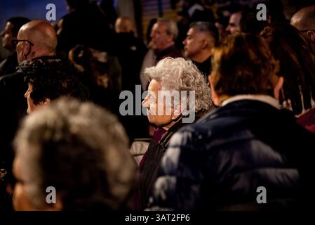17 avril 2025, Cornella de Llobregat, Barcelone, Espagne : une femme regarde la procession du jeudi Maundy tenue à Cornella de Llobregat, province de Barcelone, pendant les célébrations de la semaine Sainte. Crédit image : Jordi Boixareu/Alamy Live News. Banque D'Images