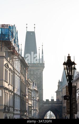Rue étroite du Vieux Prague avec une belle architecture Banque D'Images