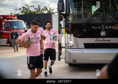 Fort Lauderdale, Floride ; États-Unis. 9 avril 2025. Lionel Messi, capitaine et leader de l'Inter Miami CF arrive au stade Chase avec son coéquipier Jordi Alba. Banque D'Images