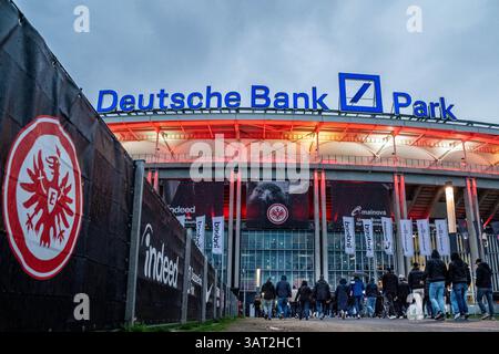 FRANCFORT-SUR-le-MAIN, ALLEMAGNE - 17 AVRIL : les supporters de l'Eintracht Frankfurt marchent vers le Deutsche Bank Park avant le match de deuxième manche du quart de finale de l'UEFA Europa League 2024/25 entre l'Eintracht Frankfurt et Tottenham Hotspur au Deutsche Bank Park le 17 avril 2025 à Francfort-sur-le-main, en Allemagne. (Photo de René Nijhuis/MB Media) Banque D'Images