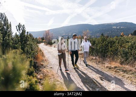 Trois randonneurs marchant sentier pittoresque dans le Tyrol du Sud, Dolomites Banque D'Images