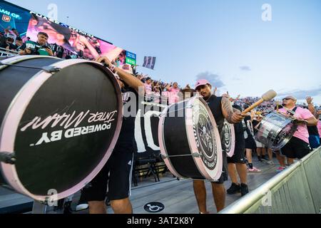 9 avril 2025. Les fans d'Inter Miami CF dynamisent les tribunes avec des tambours, des drapeaux et des chants lors d'un match au Chase Stadium de Fort Lauderdale, en Floride. Banque D'Images