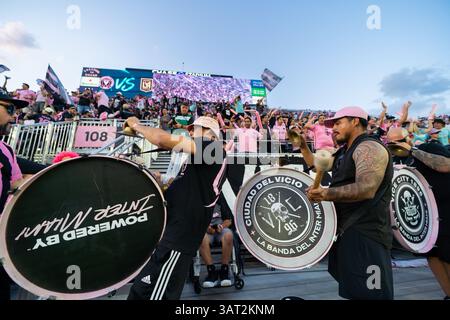 9 avril 2025. Les fans d'Inter Miami CF dynamisent les tribunes avec des tambours, des drapeaux et des chants lors d'un match au Chase Stadium de Fort Lauderdale, en Floride. Banque D'Images
