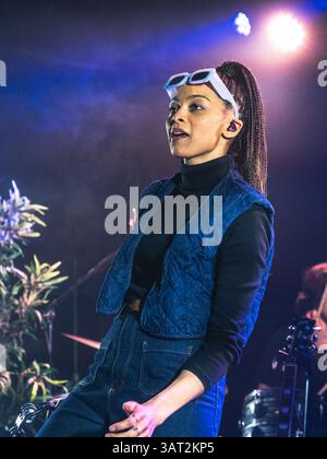 Sheffield, Yorkshire, Royaume-Uni. 17 avril 2025. La chanteuse et compositrice Brooke Combe se produit dans la légendaire salle de musique populaire The Leadmill, dans le cadre de sa tournée Dancing on the Edge of the World au Royaume-Uni. Crédit Ian Knight/Alamy Live News Banque D'Images