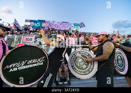 9 avril 2025. Les fans d'Inter Miami CF dynamisent les tribunes avec des tambours, des drapeaux et des chants lors d'un match au Chase Stadium de Fort Lauderdale, en Floride. Banque D'Images