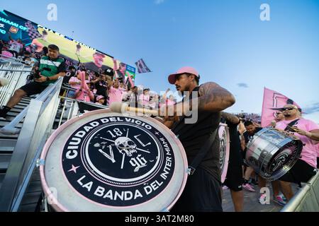 9 avril 2025. Les fans d'Inter Miami CF dynamisent les tribunes avec des tambours, des drapeaux et des chants lors d'un match au Chase Stadium de Fort Lauderdale, en Floride. Banque D'Images