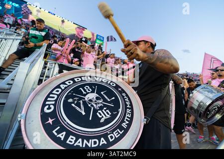 9 avril 2025. Les fans d'Inter Miami CF dynamisent les tribunes avec des tambours, des drapeaux et des chants lors d'un match au Chase Stadium de Fort Lauderdale, en Floride. Banque D'Images