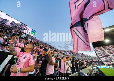 9 avril 2025. Les fans d'Inter Miami CF dynamisent les tribunes avec des tambours, des drapeaux et des chants lors d'un match au Chase Stadium de Fort Lauderdale, en Floride. Banque D'Images