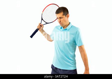 Plan recadré d'un beau jeune homme se sentant frustré tout en jouant au tennis avec isolé sur fond blanc Banque D'Images