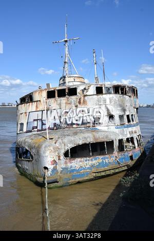 Un ancien ferry Mersey amarré près de la barrière de la Tamise a pris feu. Le MV Royal Iris a accueilli les premières apparitions télévisées des Beatles et Transported que Banque D'Images