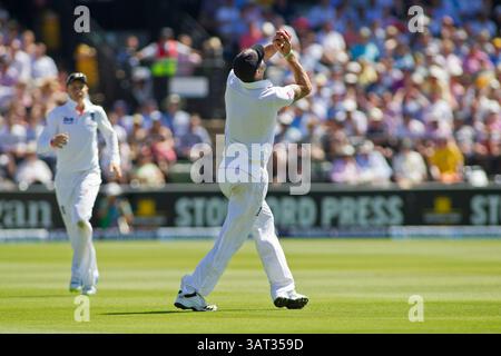 ILONDON, ANGLETERRE - 19 juillet : Phillip Hughes frappe la balle en l'air et est pris par Kevin Pietersen lors de la deuxième journée du 2e test match Investec Ashes, au Lords Cricket Ground le 19 juillet 2013 à Londres, en Angleterre. (Photo de Mitchell Gunn/ESPA)(image de crédit : © ESPA photo Agency/Cal Sport Media/ZUMAPRESS.com) Banque D'Images
