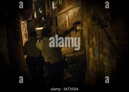 19 juillet 2013 - Caracas, Miranda, Venezuela - la police de la municipalité de sucre dans l'est de Caracas patrouille le bidonville de Petare à la recherche de drogues et d'armes. Petare est l'un des plus grands bidonvilles d'Amérique du Sud avec plus d'un demi-million d'habitants, et est un foyer de criminalité à Caracas, qui est actuellement l'une des villes les plus dangereuses de la planète. (Crédit image : © Charles Mostoller/ZUMAPRESS.com) Banque D'Images