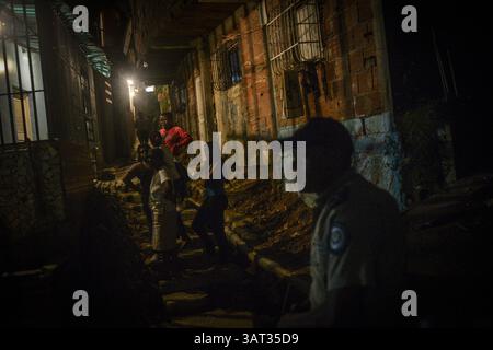 19 juillet 2013 - Caracas, Miranda, Venezuela - la police de la municipalité de sucre dans l'est de Caracas patrouille le bidonville de Petare à la recherche de drogues et d'armes. Petare est l'un des plus grands bidonvilles d'Amérique du Sud avec plus d'un demi-million d'habitants, et est un foyer de criminalité à Caracas, qui est actuellement l'une des villes les plus dangereuses de la planète. (Crédit image : © Charles Mostoller/ZUMAPRESS.com) Banque D'Images