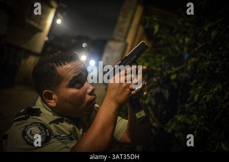 19 juillet 2013 - Caracas, Miranda, Venezuela - la police de la municipalité de sucre dans l'est de Caracas patrouille le bidonville de Petare à la recherche de drogues et d'armes. Petare est l'un des plus grands bidonvilles d'Amérique du Sud avec plus d'un demi-million d'habitants, et est un foyer de criminalité à Caracas, qui est actuellement l'une des villes les plus dangereuses de la planète. (Crédit image : © Charles Mostoller/ZUMAPRESS.com) Banque D'Images