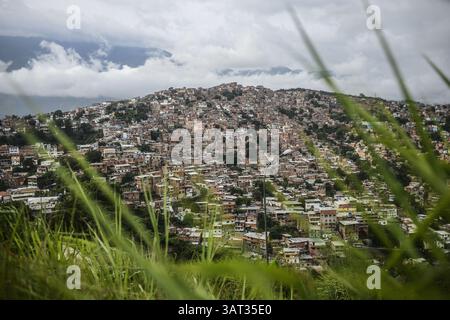 19 juillet 2013 - Caracas, Miranda, Venezuela - vue d'une petite partie du bidonville de Petare à Caracas, l'un des plus grands bidonvilles d'Amérique du Sud avec plus d'un demi-million d'habitants. Petare est un foyer de criminalité à Caracas, qui est actuellement l'une des villes les plus dangereuses de la planète. (Crédit image : © Charles Mostoller/ZUMAPRESS.com) Banque D'Images
