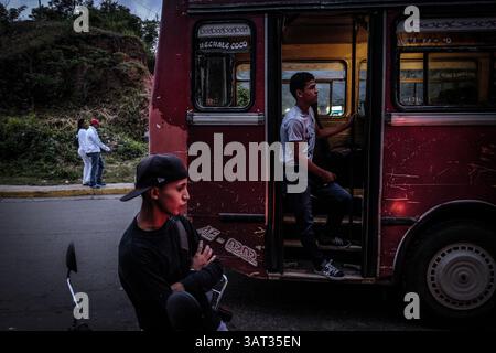 19 juillet 2013 - Caracas, Miranda, Venezuela - résidents du bidonville de Petare dans l'est de Caracas. Petare est l'un des plus grands bidonvilles d'Amérique du Sud avec plus d'un demi-million d'habitants, et est un foyer de criminalité à Caracas, qui est actuellement l'une des villes les plus dangereuses de la planète. (Crédit image : © Charles Mostoller/ZUMAPRESS.com) Banque D'Images