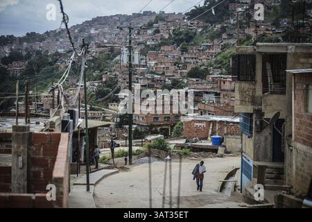 19 juillet 2013 - Caracas, Miranda, Venezuela - vue d'une petite partie du bidonville de Petare à Caracas, l'un des plus grands bidonvilles d'Amérique du Sud avec plus d'un demi-million d'habitants. Petare est un foyer de criminalité à Caracas, qui est actuellement l'une des villes les plus dangereuses de la planète. (Crédit image : © Charles Mostoller/ZUMAPRESS.com) Banque D'Images