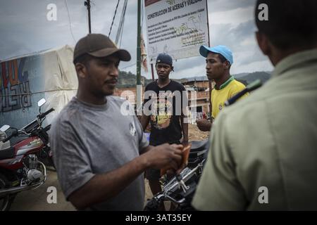 19 juillet 2013 - Caracas, Miranda, Venezuela - la police de la municipalité de sucre dans l'est de Caracas patrouille le bidonville de Petare à la recherche de drogues et d'armes. Petare est l'un des plus grands bidonvilles d'Amérique du Sud avec plus d'un demi-million d'habitants, et est un foyer de criminalité à Caracas, qui est actuellement l'une des villes les plus dangereuses de la planète. (Crédit image : © Charles Mostoller/ZUMAPRESS.com) Banque D'Images