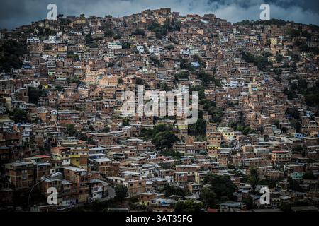 19 juillet 2013 - Caracas, Miranda, Venezuela - vue d'une petite partie du bidonville de Petare à Caracas, l'un des plus grands bidonvilles d'Amérique du Sud avec plus d'un demi-million d'habitants. Petare est un foyer de criminalité à Caracas, qui est actuellement l'une des villes les plus dangereuses de la planète. (Crédit image : © Charles Mostoller/ZUMAPRESS.com) Banque D'Images