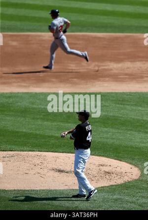 20 juillet 2013 - Chicago, il, États-Unis - le lanceur Jake Peavy (44) des Chicago White Sox se tient sur le monticule alors que Dan Uggla (26) des Braves d'Atlanta fait le tour des bases après avoir frappé un circuit à deux points en deuxième manche au U.S. Cellular Field à Chicago, illinois, le samedi 20 juillet 2013. Les White Sox ont battu les Braves, 10-6. (Crédit image : © Chris Sweda/MCT/ZUMAPRESS.com) Banque D'Images
