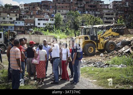21 juillet 2013 - Caracas, Miranda, Venezuela - les habitants se disputent avec un représentant du gouvernement local après que des membres de la Garde nationale vénézuélienne sont arrivés pour expulser quelque 200 personnes qui avaient occupé le terrain, espérant y construire des maisons. Le gouvernement socialiste dit que la propriété de 10 hectares sera le site d'appartements de logements sociaux, un projet lancé il y a quatre ans mais qui n'a pas encore commencé. (Crédit image : © Charles Mostoller/ZUMAPRESS.com) Banque D'Images