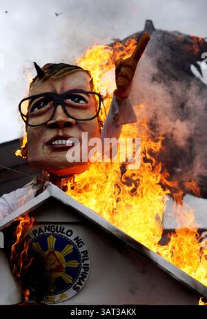 22 juillet 2013 - Davao, Philippines - un manifestant philippin brûle une effigie du président philippin Benigno Aquino III lors d'une manifestation à Davao City, dans le sud des Philippines, le 22 juillet 2013. Les manifestants philippins dans tout le pays manifestent simultanément devant le discours sur l'état de la nation (SONA) du président philippin Benigno Aquino III à Manille, Philippines. (Crédit image : © Ritchie Tongo/ZUMAPRESS.com) Banque D'Images