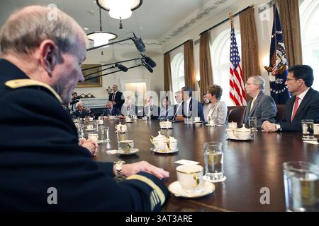 4 septembre 2013 - Washington, District de Columbia, U. S - le président des États-Unis Barack Obama rencontre les membres bipartites du Congrès dans la salle du Cabinet de la Maison Blanche à Washington, DC le 3 septembre 2013. De gauche à droite au premier plan : président des chefs d'état-major interarmées, le général Martin Dempsey, armée américaine ; sénateur américain Bob Corker (républicain du Tennessee) ; sénateur américain Robert Menendez (démocrate du New Jersey) ; représentant américain Steny Hoyer (démocrate du Maryland) ; sénateur américain Richard J. Durbin (démocrate de l'Illinois) ; ambassadeur Susan Rice, conseillère à la sécurité nationale ; président o Banque D'Images