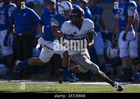 7 septembre 2013 - Colorado Springs, CO, États-Unis - Utah State Running Back Joey DiMartino porte le ballon contre les Falcons de la Force aérienne au Falcon Stadium de Colorado Springs, Colorado, samedi 7 septembre 2013. L'État de l'Utah a battu l'armée de l'air, 52-20. (Crédit image : © Kent Nishimura/MCT/ZUMAPRESS.com) Banque D'Images