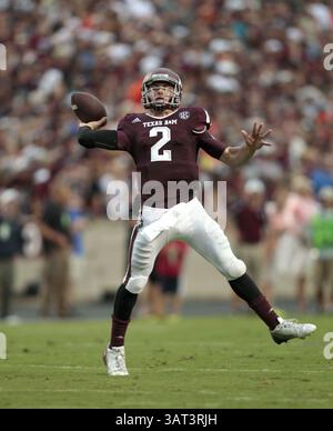 7 septembre 2013 - College Station, Texas, USA - 9/7/13 - Texas A&M QB Johnny Manziel (2) lance contre Sam Houston State à Kyle Field à College Station, Texas samedi 7 septembre 2013. Texas A&M a gagné 65-28. ..photo de Erich Schlegel (crédit image : © Erich Schlegel/ZUMAPRESS.com) Banque D'Images