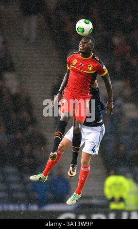 6 septembre 2013 - Glasgow, Royaume-Uni - 6 septembre 2013 - Glasgow, Royaume-Uni - Christian Benteke de Belgique Tussles avec Russell Martin d'Écosse - match de qualification pour la Coupe du monde FIFA - Ecosse vs pays de Galles - Hampden Park Stadium - Glasgow - Ecosse - 06/09/13 - photo Simon Bellis/Sportimage. (Image crédit : Banque D'Images