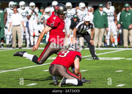 8 septembre 2013 : le kicker Rian Lindell (4) des Buccaneers de Tampa Bay frappe le ballon que le joueur Michael Koenen (9) tient pendant le match NFL entre les Buccaneers de Tampa Bay et les jets de New York au MetLife Stadium à East Rutherford, New Jersey. Les jets gagnent 18-17. (Christopher Szagola/Cal Sport Media)(image crédit : © Chris Szagola/Cal Sport Media/ZUMAPRESS.com) Banque D'Images