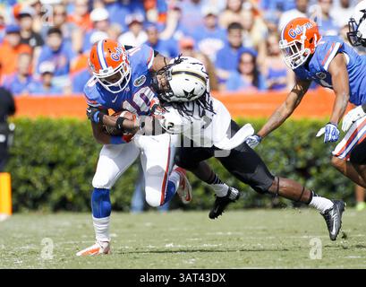 9 novembre 2013 - Gainesville, FL, US - Steven Clarke (12 ans) des Commodores de Vanderbilt s'attaque aux douches Valdez (10 ans) des Gators de Floride au deuxième trimestre. Les Commodores ont battu les Gators, 34-17, au Ben Hill Griffin Stadium de Gainesville, Floride, le samedi 9 novembre 2013. (Crédit image : © Will Vragovic/MCT/ZUMAPRESS.com) Banque D'Images